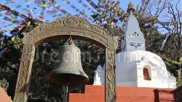 在猴庙一座小佛塔背景下的钟声尼泊尔加德满都视频的预览图