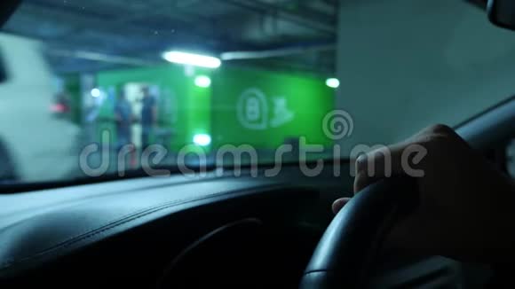 一只人的手在汽车仪表板上特写而在超市的一个封闭停车场里等待4k慢动作视频的预览图