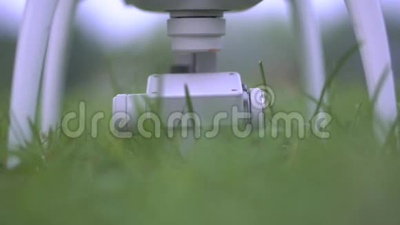 无人机安装摄像头一个使用遥控器的家伙视频的预览图