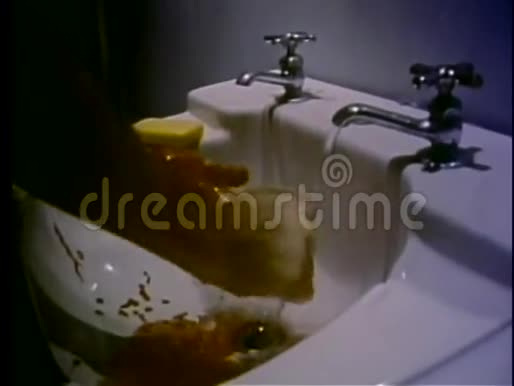 洗手池里的血迹视频的预览图