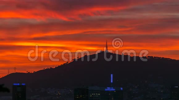 西班牙巴塞罗那夕阳西下后美丽的红天视频的预览图