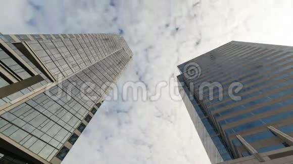 超高清4k时间推移电影白色移动云在市中心高玻璃大厦与反射视频的预览图