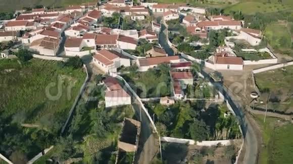 鸟瞰红瓦屋顶典型村落视频的预览图