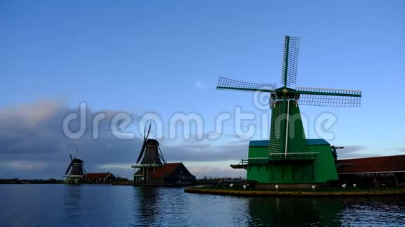 美丽的历史风车在ZaanseSchans荷兰视频的预览图