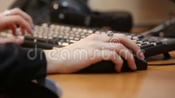 妇女用老鼠操纵电脑视频的预览图