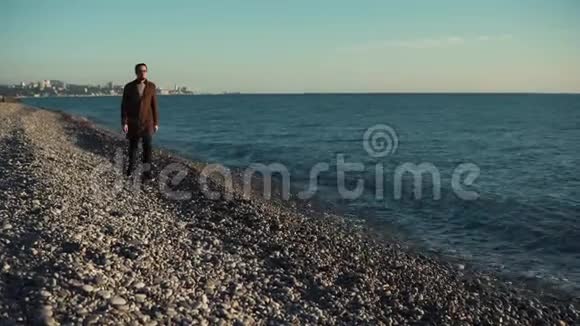 一个人独自在海上行走视频的预览图