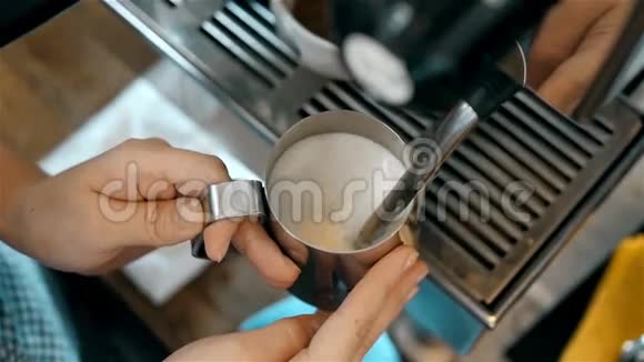 提供咖啡师牛排提供带机器的热卡布奇诺咖啡视频的预览图