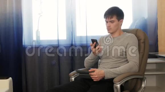 坐在平板电脑椅子上的人打电话视频的预览图