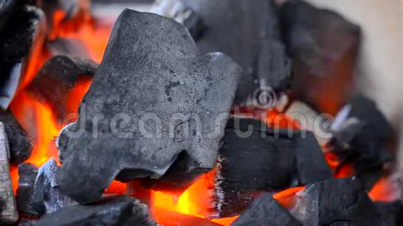 多利滑杆和关闭燃烧的黑炭视频的预览图