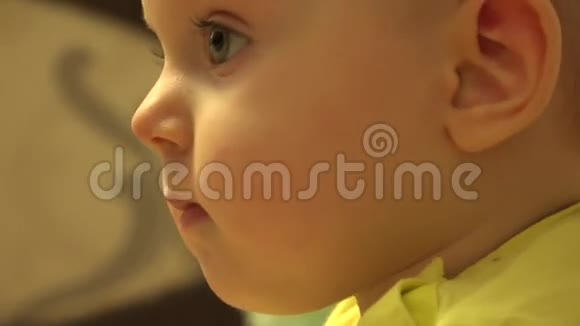 感兴趣的女婴脸特写4K超高清超高清视频的预览图