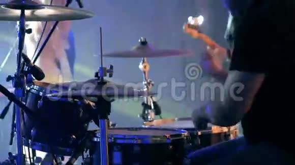 鼓手在特殊活动的音乐会上演奏鼓视频的预览图