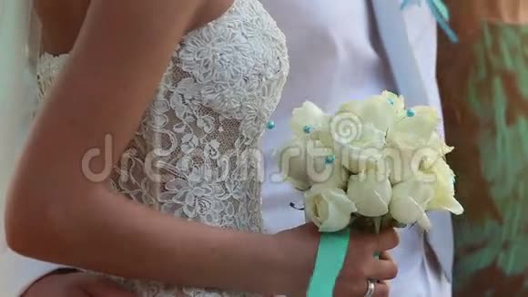 新娘穿着花边细长的白色连衣裙视频的预览图