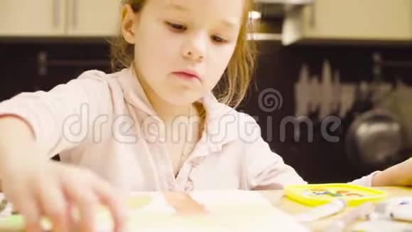 年轻艺术家用水彩在纸上作画视频的预览图