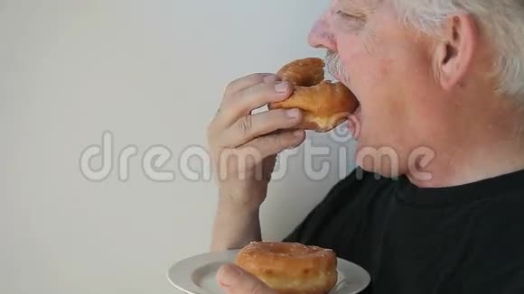 吃甜甜圈的人视频的预览图