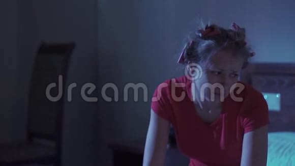 迷人的不幸的年轻女人在床上视频的预览图