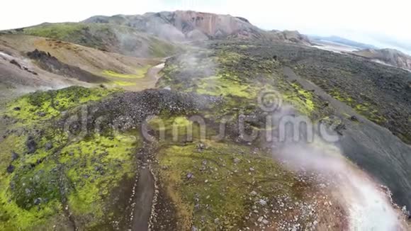 冰岛火山地貌上的硫田和蒸汽视频的预览图