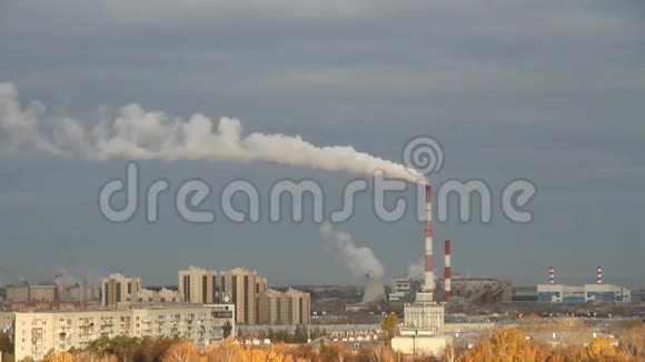 热电厂和城市在秋天俄罗斯喀山视频的预览图