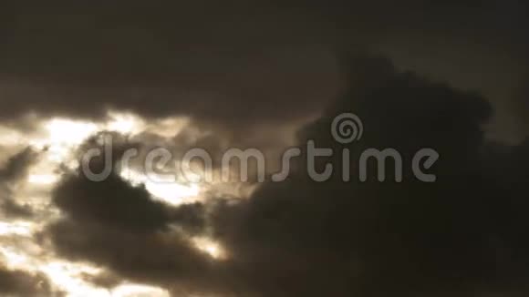 戏剧性的风暴云迅速地穿过天空遮住了太阳视频的预览图