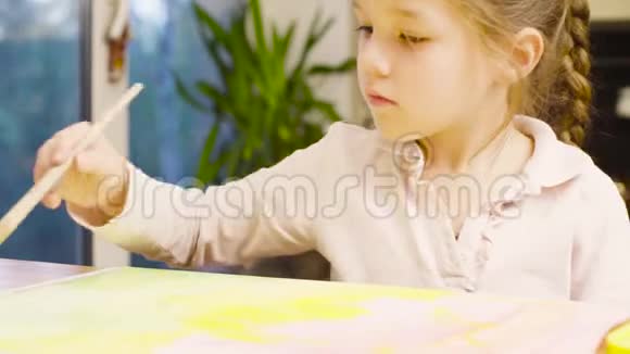 年轻艺术家用水彩在纸上作画视频的预览图