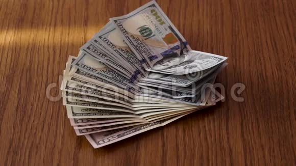 美国美元的一束钱在桌上视频的预览图