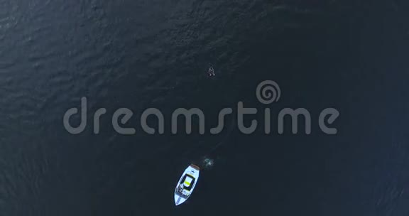 船浮在河上的鸟瞰图视频的预览图