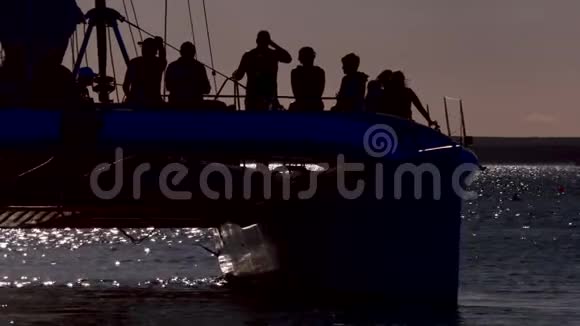 游客乘坐小船在猴子米娅视频的预览图