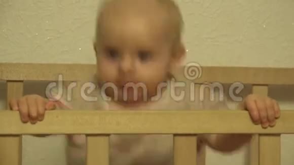 小女孩跳上床特写镜头4K超高清超高清视频的预览图