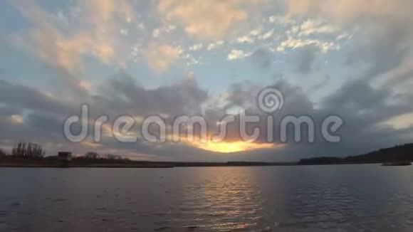 日落时湖面上有云倒影视频的预览图