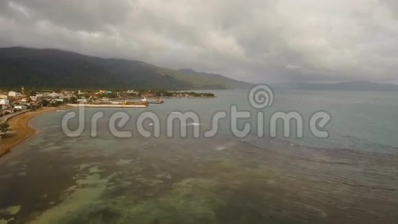 货物及旅客中转港鸟瞰图菲律宾卡坦杜安岛视频的预览图