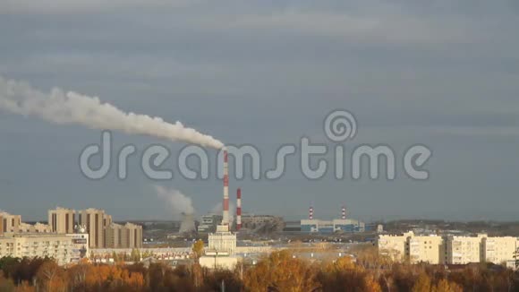 市和热电厂在秋季俄罗斯喀山视频的预览图