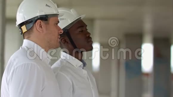 两个商人在工地上讨论项目视频的预览图