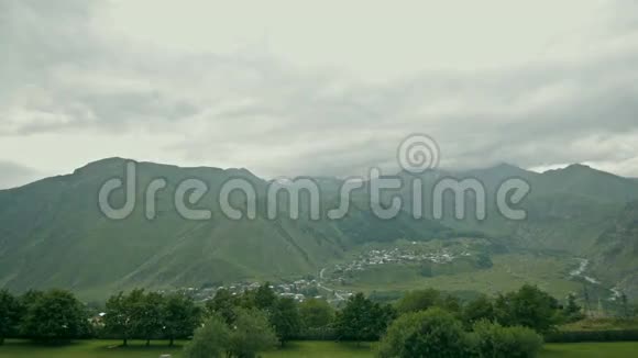 夏季在苏格兰或挪威高地美丽的山脉峰视频的预览图