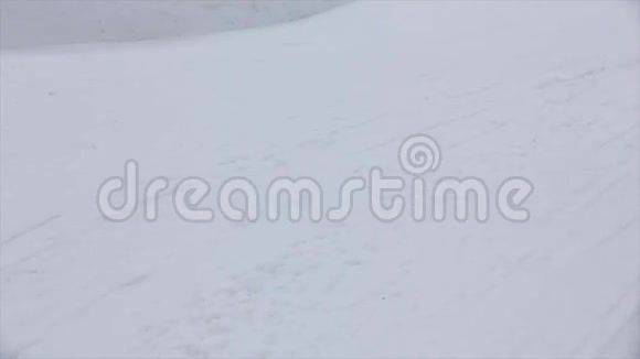 滑雪者骑在雪地摩托上抓住绳子滑雪胜地极端的爱好白雪公主视频的预览图