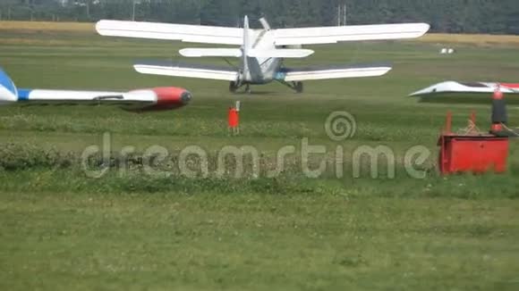 旧飞机起飞在空中表演期间带有螺旋桨的运动飞机在机场穿过绿草地视频的预览图