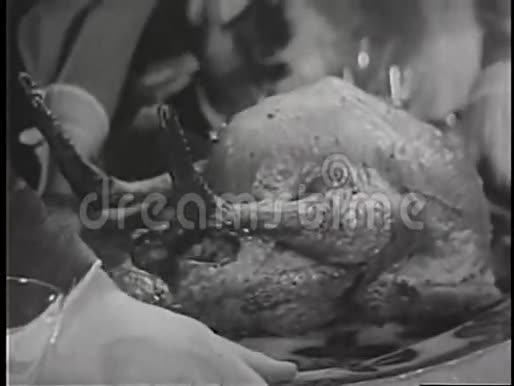 火鸡晚餐时切面包视频的预览图