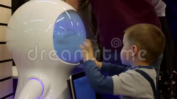 幼儿与机器人交流现代机器人技术人工智能今天的控制系统视频的预览图