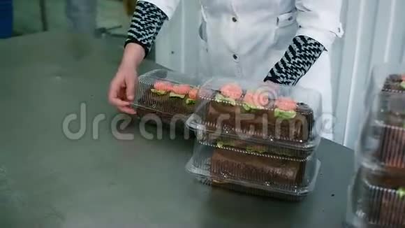 女人打包糕点盒视频的预览图