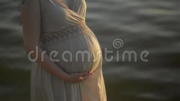 河岸上美丽的孕妇视频的预览图