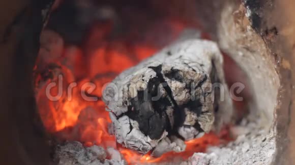 壁炉里有一块燃烧的木头视频的预览图