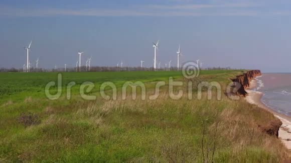海岸和农场的风力涡轮机绿色能源发电背景视频的预览图