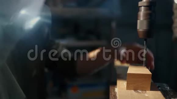 一位专业木匠正在车间的木钉上钻一个洞视频的预览图