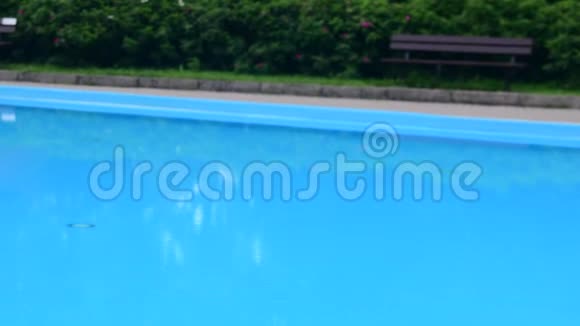 对游泳池的搜查夏天被遗弃的游泳池低自由度视频的预览图
