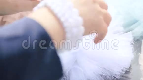 女人的手拿着美丽的珍珠手镯为婚礼装饰服装视频的预览图