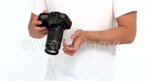 亚洲男人用专业相机拍照视频的预览图