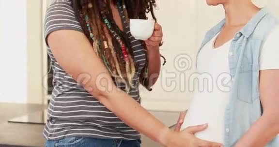 有女朋友在厨房的孕妇视频的预览图