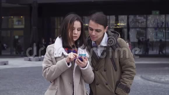 有智能手机的年轻夫妇视频的预览图