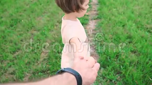 可爱的女孩牵着父母的手视频的预览图