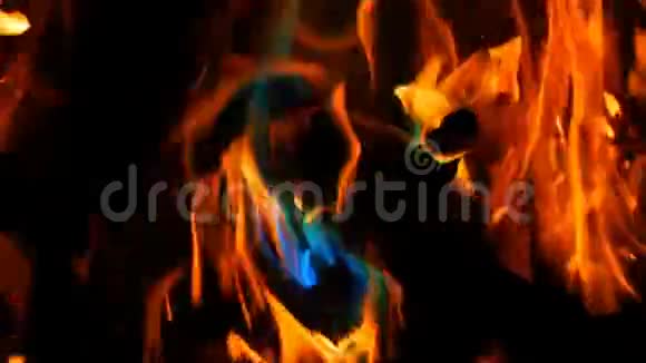 神秘魔法彩虹火将颜色转变为多色火焰在黑暗的背景下燃烧许多颜色的火焰视频的预览图