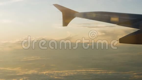 一架客机高空飞行的机翼视频的预览图