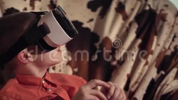 男孩透过VR耳机和手势视频的预览图